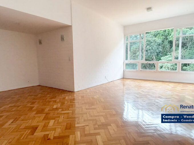 Ampla sala 3 ambientes no bairro Ermitage, em Teresópolis! Muito conforto e espaço de sobra neste belo apartamento de 3 quartos (+1 dependência!)