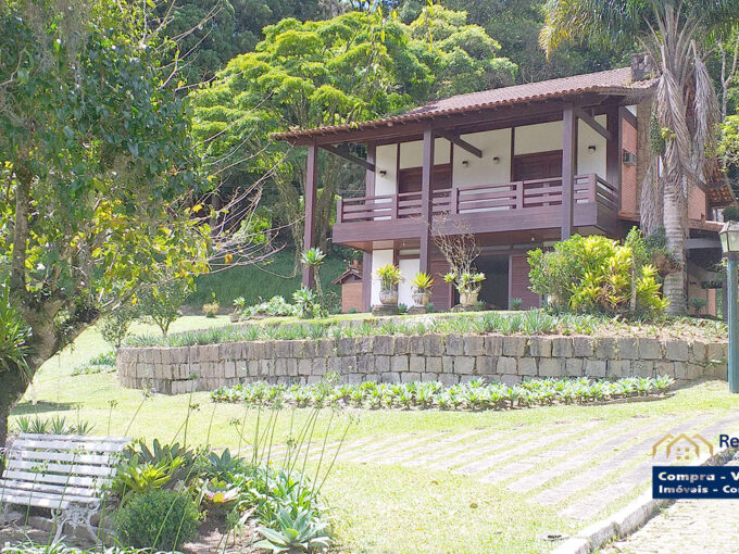 Belíssima mansão na Granja Comary, coladinho no Lago, em condomínio repleto de opções de lazer, com área gourmet, salão de festas, churrasqueira, piscinas... muita privacidade e segurança!