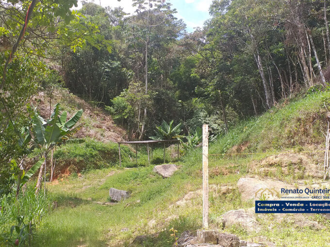 Grande terreno em átra de galpões à disposição para venda em Teresópolis, RJ