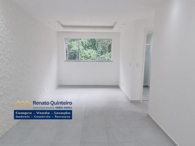 Sala com teto rebaixado, com vista para a natureza, em apartamento para alugar no bairro Pimenteiras, em Teresópolis