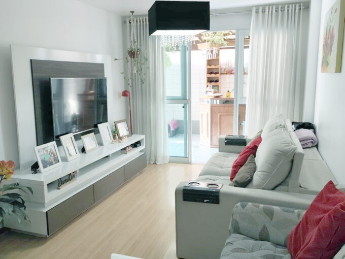 Apartamento com ótima varanda no Vale Paraíso! Com 2 quartos, garagem, salão de festas, sauna e piscina.
