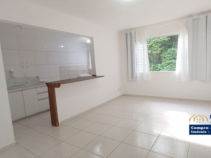 Apartamento espaçoso com dois quartos e cozinha americana em rua silenciosa na Barra do Imbuí!